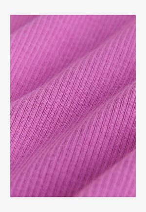 Tissu texturé rose avec un motif de côtes verticales, présentant une texture lisse et douce ainsi qu'un léger éclat.