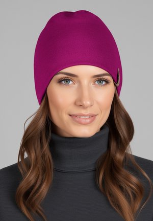 Fuchsienfarbene Strickmütze mit glatter Textur, die an der Seite einen kleinen, dunklen Akzent aufweist. Wird mit einem dunkel gefärbten Oberteil mit hohem Kragen getragen.
