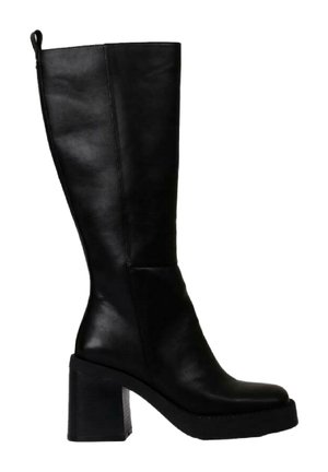 Bota de cuero negro hasta la rodilla con tacón ancho, que cuenta con un acabado suave y un detalle de cremallera en la parte posterior para facilitar su uso.