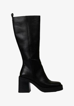 Bota de cuero negro hasta la rodilla con tacón ancho, que cuenta con un acabado suave y un detalle de cremallera en la parte posterior para facilitar su uso.