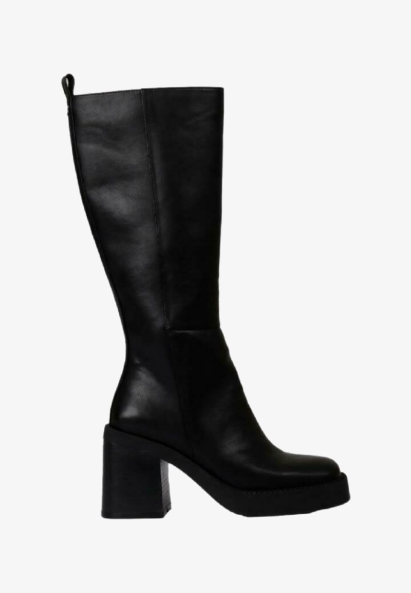 Bota de cuero negro hasta la rodilla con tacón ancho, que cuenta con un acabado suave y un detalle de cremallera en la parte posterior para facilitar su uso.