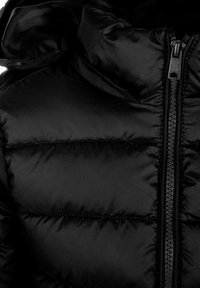 Veste doudoune noire avec une texture lisse et brillante. Caractéristiques : fermeture éclair et motif matelassé, avec une capuche et des accents cousus.
