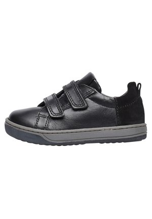Sneaker in pelle nera con due strap in Velcro, suola in gomma grigia, collo imbottito e dettagli testurizzati sul tallone e sui pannelli laterali.