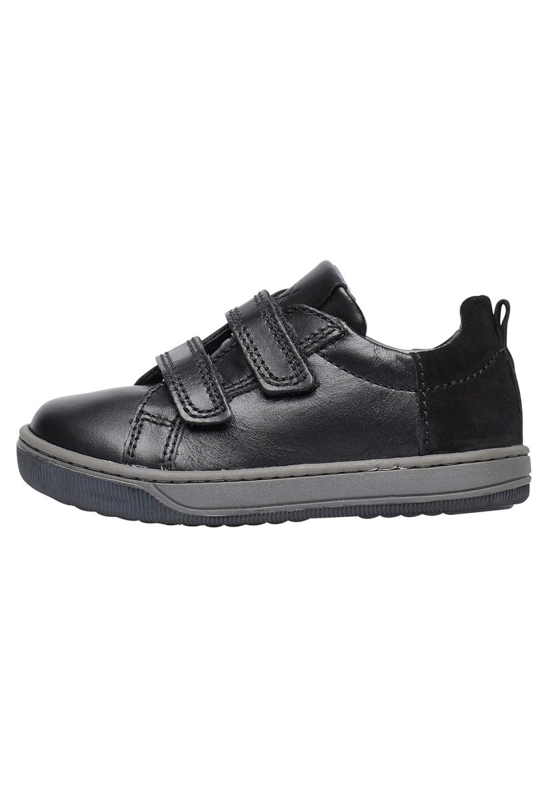 Sneaker in pelle nera con due strap in Velcro, suola in gomma grigia, collo imbottito e dettagli testurizzati sul tallone e sui pannelli laterali.