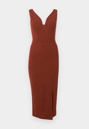 Robe midi sans manches de couleur rouge rouille avec un décolleté en V profond, taille ajustée et fente avant sur un fond neutre.