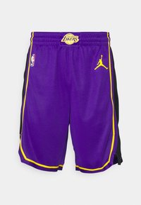 Violet koripalloshortsit keltaisilla yksityiskohdilla, joissa on Los Angeles Lakersin logo ja mustat sivupaneelit. Valmistettu hengittävästä verkkomateriaalista.