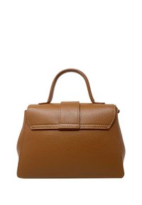 Hnědá kožená kabelka se strukturovaným designem, vybavená horní rukojetí, klopovým uzavřením a jemnou texturou. Kompaktní a obdélníkový tvar.