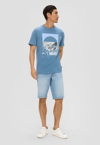 s.Oliver MIT FRONTPRINT - T-Shirt print - hellblau