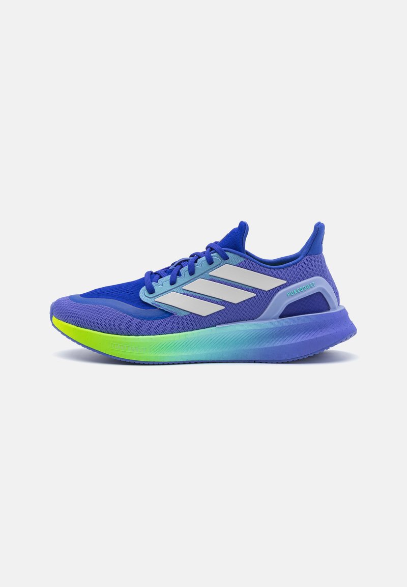 Chaussures de sport bleues avec une tige en mesh, des accents argentés et une semelle dégradée passant du vert au bleu, ornée d'un motif en vagues pour une meilleure traction.
