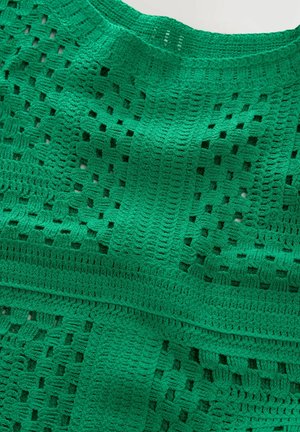 Groene gehaakte textiel met een mix van open en dichte weefpatronen, met duidelijke horizontale en verticale textuurbanden.