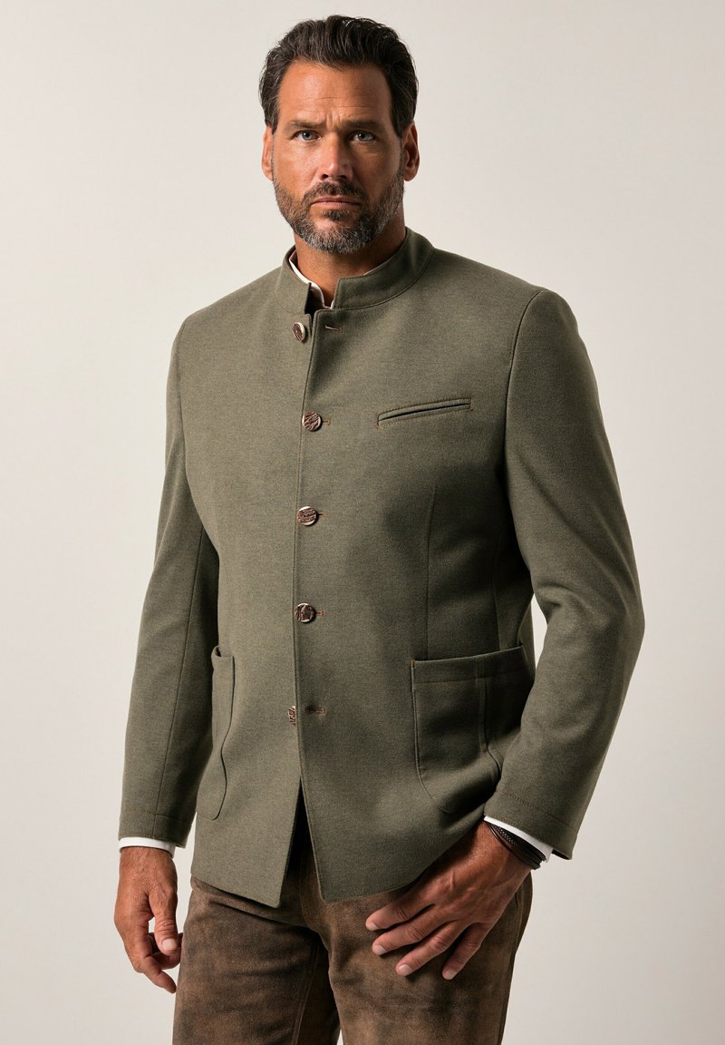 Blazer de lana verde oliva con cuello alto, que presenta cinco botones, un bolsillo en el pecho y dos bolsillos frontales con costuras en contraste.