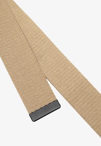 Beżowy pleciony pasek z tkaniny o fakturze, wyposażony w czarną metalową sprzączkę. Wzór jest gładki, bez wzorów ani ozdób.