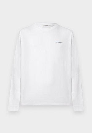 Hvid langærmet crewneck-shirt med lille "HOLZWEILER"-logo i marineblåt på øverste venstre bryst, enkel design.