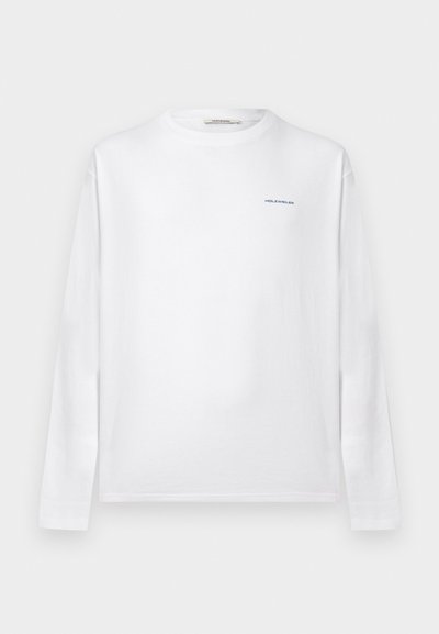 Λευκό μακρυμάνικο μπλουζάκι με στρογγυλή λαιμόκοψη και μικρό λογότυπο "HOLZWEILER" σε ναυτικό μπλε χρώμα στο επάνω αριστερό μέρος του στήθους, απλό σχέδιο.