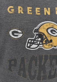 T-shirt grigia in cotone con la scritta "GREEN BAY PACKERS", una grafica di un casco da football giallo e il logo della squadra in bianco con accenti gialli.