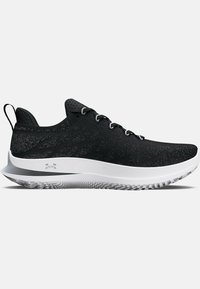 Baskets de sport noires avec une tige texturée, des lacets gris et une semelle intermédiaire blanche. La semelle extérieure présente un motif pour une meilleure adhérence.