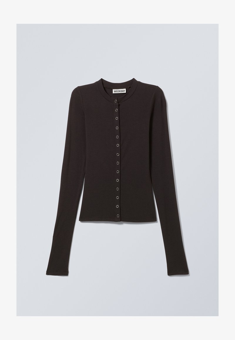 Sort langærmet cardigan i blødt materiale, med rund halsudskæring og en frontknaplukning med metalknapper.