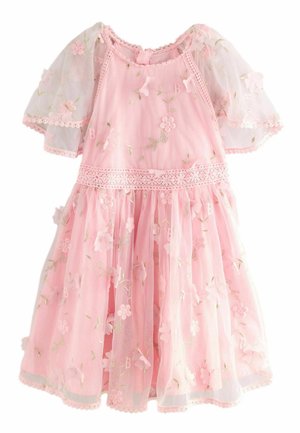 Rosa Kleid mit kurzen, transparenten Ärmeln. Es hat florale Stickereien, Spitzenbesatz an der Taille und einen geschichteten Tüllrock mit floralen Applikationen.
