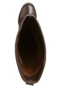 Botte haute jusqu'au genou en cuir marron avec un extérieur lisse et un bout arrondi. L'intérieur est doublé d'un tissu beige avec un motif texturé subtil.