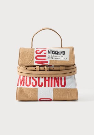 Lille tan-farvet håndtaske med top-håndtag, dobbelt omsnøringsbælte og fed rød og hvid Moschino-labelprint foran og på klappen.