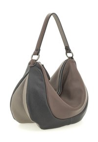 Borsa a tracolla in stile hobo con pannelli in pelle testurizzata in tre tonalità: marrone, nero e taupe, dotata di un manico singolo e cerniera visibile.