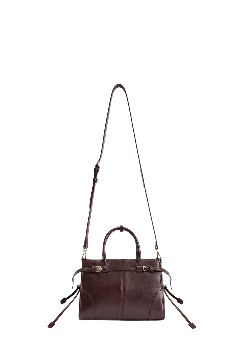 Bolso de mano de cuero marrón oscuro con dos asas cortas, correa de hombro larga ajustable y tiras decorativas laterales con hebillas en tono dorado.