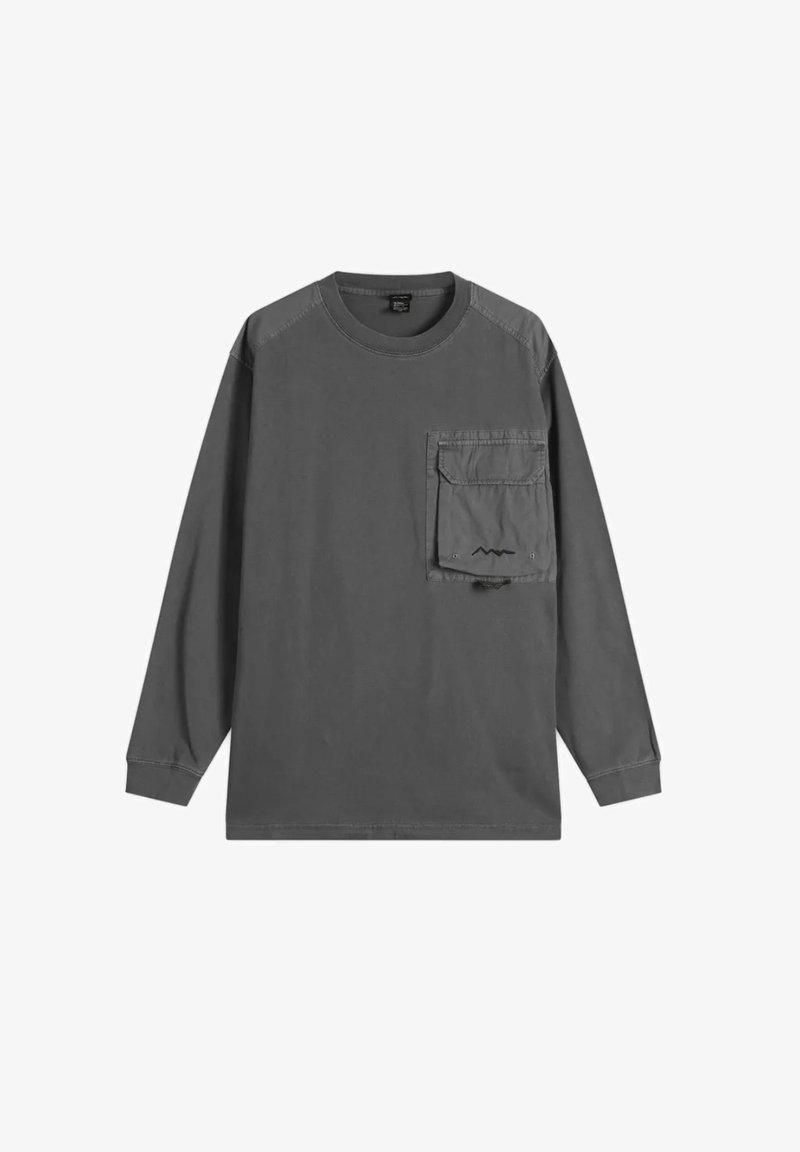 Camisetta grigia a maniche lunghe in cotone. Presenta una tasca sul petto con patta, dettagli cuciti e una vestibilità rilassata.