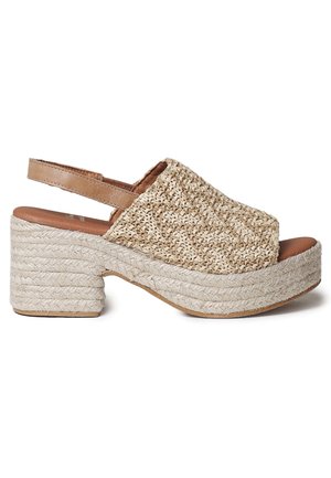Béžové tkané platformové sandále s otvorenou špičkou, pletenou textúrou a hrubým, pleteným podpätkom pripomínajúcim jutovú šnúrku. Obsahuje zadný remienok pre podporu.