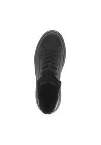 Sneaker alta nera con esterno in pelle liscia, interno in morbido ecopelliccia nera e design con lacci tradizionali.