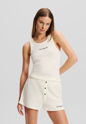 Cremfarbener Tanktop und Shorts-Set aus strukturiertem Stoff. Das Tanktop hat einen runden Halsausschnitt und ein gesticktes Logo. Die Shorts verfügen über eine Knopfleiste.