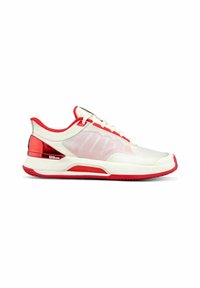 Zapatilla deportiva blanca con acentos rojos, parte superior sintética texturizada, diseño con cordones y suela acolchada que presenta un prominente talón rojo reflectante.