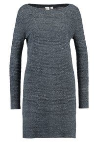 Abito maglione in grigio scuro con un ampio scollo a barca. Presenta maniche lunghe e una texture a costine su tutta la superficie. Design semplice, senza decorazioni.