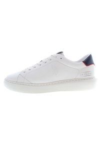 Sneakers bianchi in pelle con una texture liscia, punta rotonda, suola bianca e dettagli blu navy e rossi sul tallone e sulla linguetta. Logo U.S. Polo Assn. impresso.