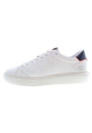 Sneakers bianchi in pelle con una texture liscia, punta rotonda, suola bianca e dettagli blu navy e rossi sul tallone e sulla linguetta. Logo U.S. Polo Assn. impresso.