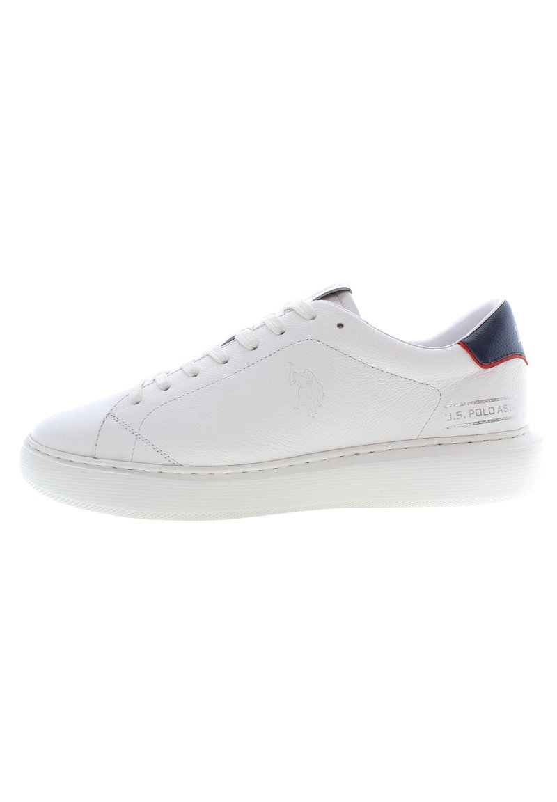 Sneakers bianchi in pelle con una texture liscia, punta rotonda, suola bianca e dettagli blu navy e rossi sul tallone e sulla linguetta. Logo U.S. Polo Assn. impresso.