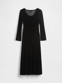 Μαύρο βελούδινο φόρεμα με μακριά μανίκια και στρογγυλή λαιμόκοψη. Διαθέτει εφαρμοστό μπούστο, ρέουσα σιλουέτα και απαλή υφή.