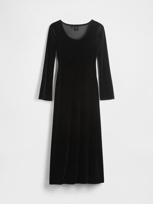 Zwarte fluwelen jurk met lange mouwen en een ronde halslijn. Heeft een nauwsluitend lijfje, een vloeiende silhouet en een zachte textuur.