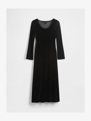 Schwarzes Samtkleid mit langen Ärmeln und Rundhalsausschnitt. Verfügt über ein tailliertes Oberteil, eine fließende Silhouette und eine weiche Textur.