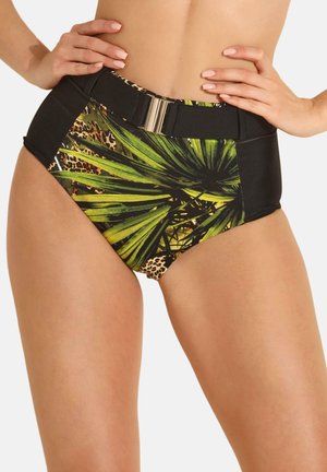 Dół bikini z wysokim stanem z zielonym nadrukiem liścia palmy i wzorem w cętki lamparta, czarne boczne panele oraz pasek z metalową klamrą, noszony na biodrach kobiety.