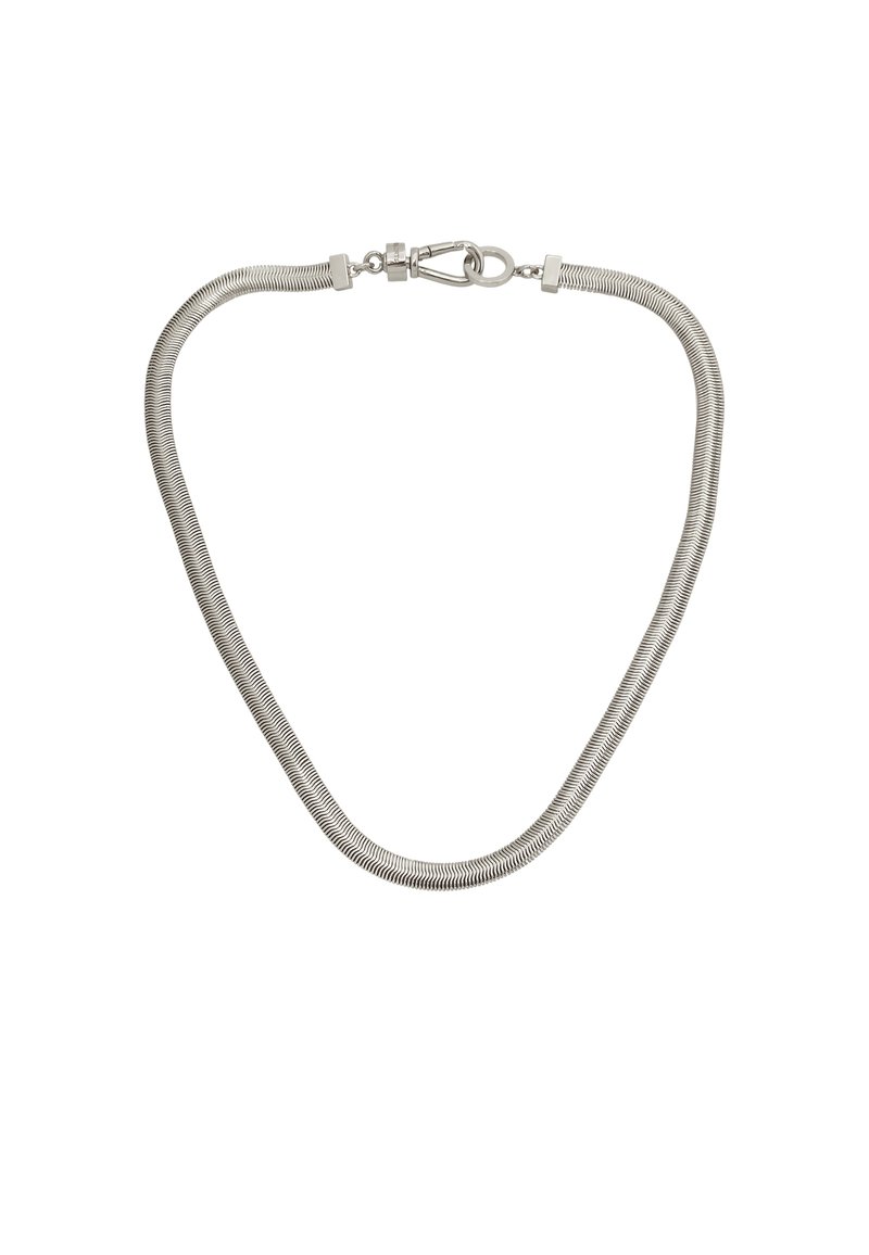 Metallisk halskæde med et glat, fleksibelt design. Det har en skinnende sølvfarve, rund slangekæde tekstur og en lås.