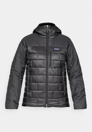 Jachetă puffer neagră cu fermoar frontal, glugă, modele de quilting în forma de V și pătrat, și un logo mic pe partea stângă a pieptului.