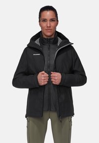 Svart vattentät jacka med avtagbar huva, zippered front, kontrasterande grå foder och logotyp på vänster bröst. Designad för utomhusbruk.