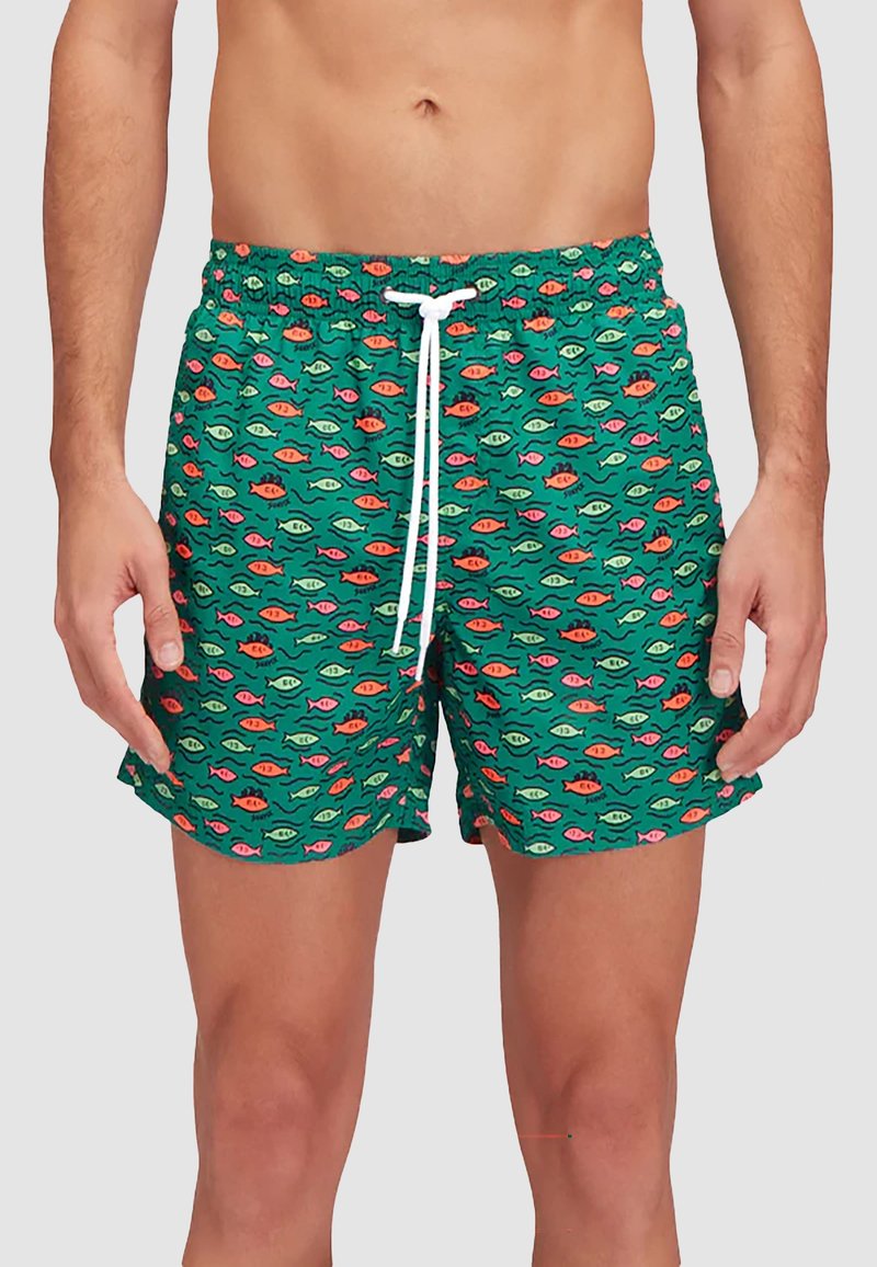 Costume da bagno verde con motivo di pesci in rosa e arancione. Presenta una vita elasticizzata con coulisse, realizzato in tessuto leggero.