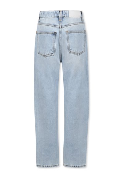Jeans in denim azzurro chiaro con gamba dritta, cinque tasche e una cintura con etichetta bianca. La texture rovinoso completa il look.