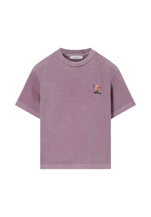 T-shirt violet à manches courtes avec col rond et petit personnage de dessin animé orange brodé sur la poitrine gauche.