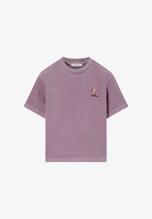 T-shirt violet à manches courtes avec col rond et petit personnage de dessin animé orange brodé sur la poitrine gauche.