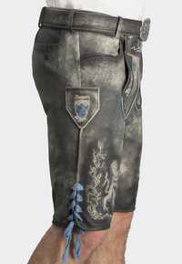 Dunkelgraue Ledershorts mit blauer Stickerei, seitlichen Taschen, einem dekorativen Wappenpatch und Ripsbandakzenten am Saum.