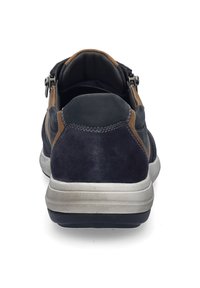 Námornícky semišová bota s hnědými koženými akcenty, s kulatou špičkou, polstrovaným límcem a světle šedou gumovou podrážkou s mírným podpatkem.