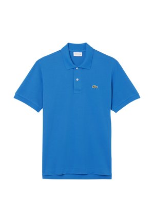 Camisa polo azul hecha de algodón. Presenta un diseño clásico con cuello, mangas cortas y un pequeño logo verde en el pecho.