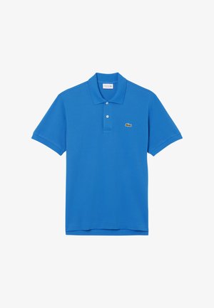 Camisa polo azul hecha de algodón. Presenta un diseño clásico con cuello, mangas cortas y un pequeño logo verde en el pecho.